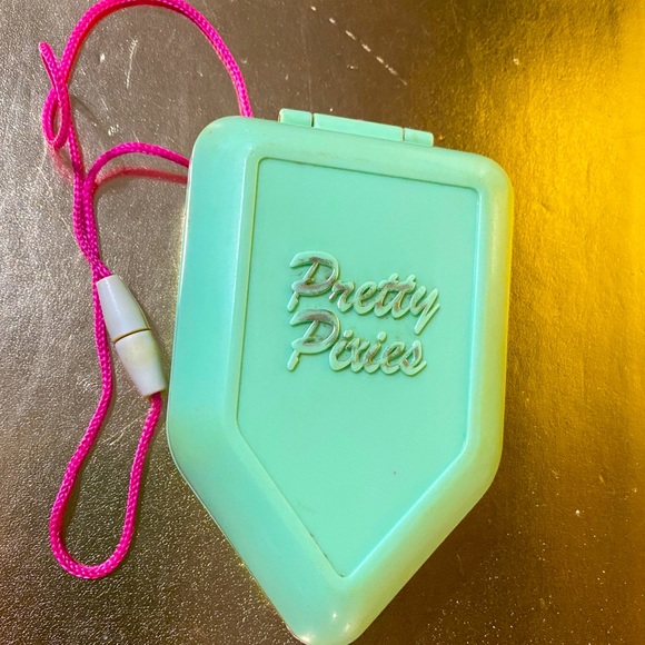 PRETTY PIXIES VTG 1992 POLLY POCKET TYPE LAKE HOUSE COMPACT w/BOAT & GIRL FIGURE - Picture 4 of 14